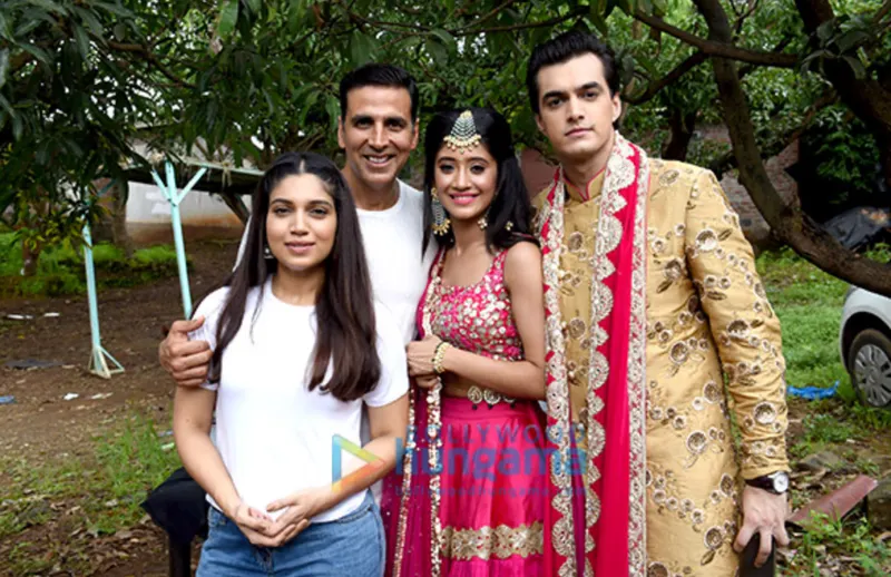 Bhumi Pednekar and Akshay Kumar posing outdoors with two other actors