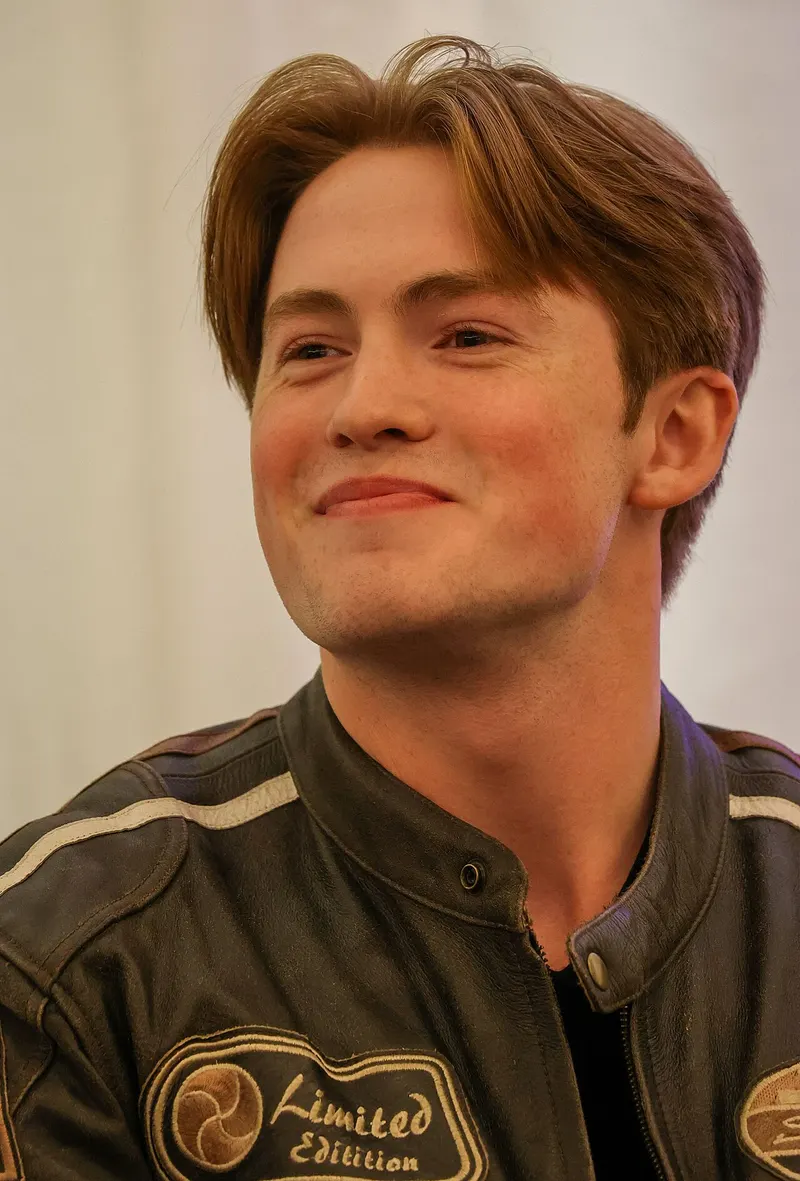 Kit Connor smiling at a fan convention