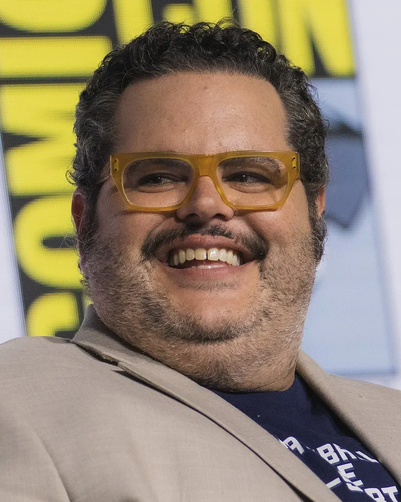 Josh Gad smiling in yellow glasses at Comic-Con