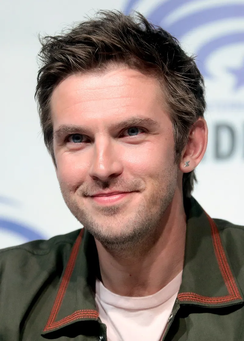 Dan Stevens smiling at a convention panel