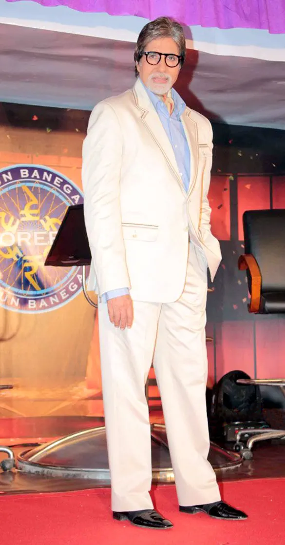 Amitabh Bachchan in a cream suit on the Kaun Banega Crorepati set